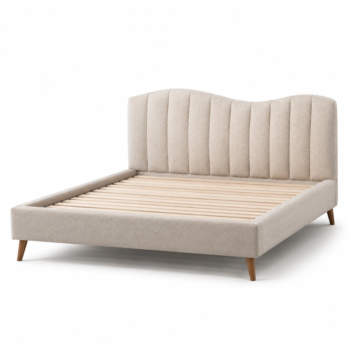 Polsterbett aus Bouclé-Stoff in Creme mit braunen Holzfüßen, Liegefläche 160 x 200 cm, Gesamtmaß 216 x 174 x 112 cm, Holzlattenrost und Wellenkopfteil